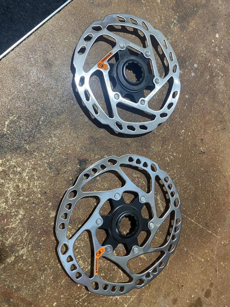 Brzdové kotouče 160 a 140 Shimano SM-RT64