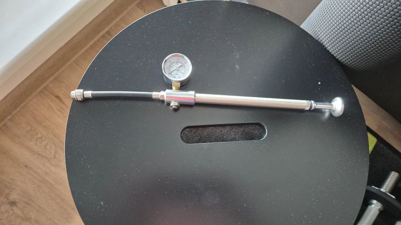 Pumpička na tlumič nebo vidlici