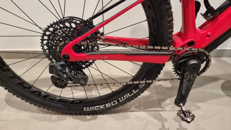 Prodám Trek E-Caliber 9.8 GX AXS L v perfektním stavu