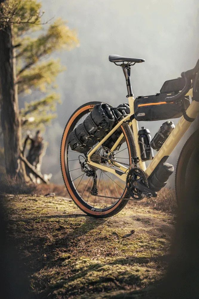 Focus Atlas 8.8 (2024) téměř nový, 2 sady plášťů