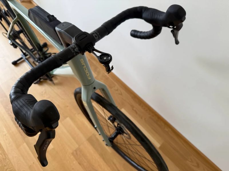 Focus Atlas 8.8 (2024) téměř nový, 2 sady plášťů