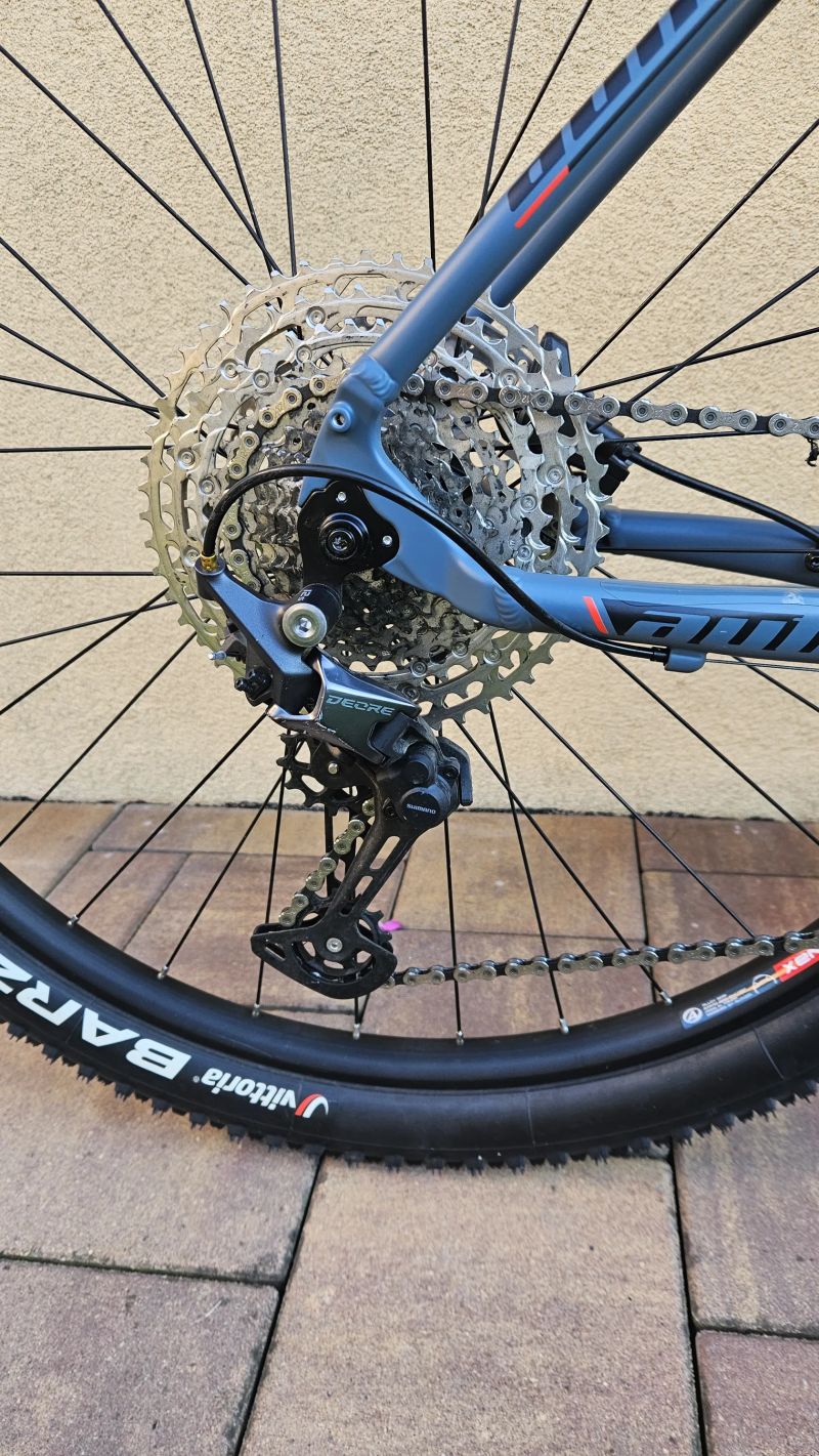 Author Context 29 - šedá-matná-červená 