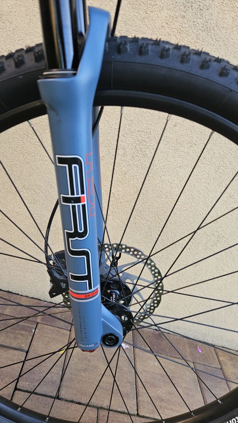 Author Context 29 - šedá-matná-červená 