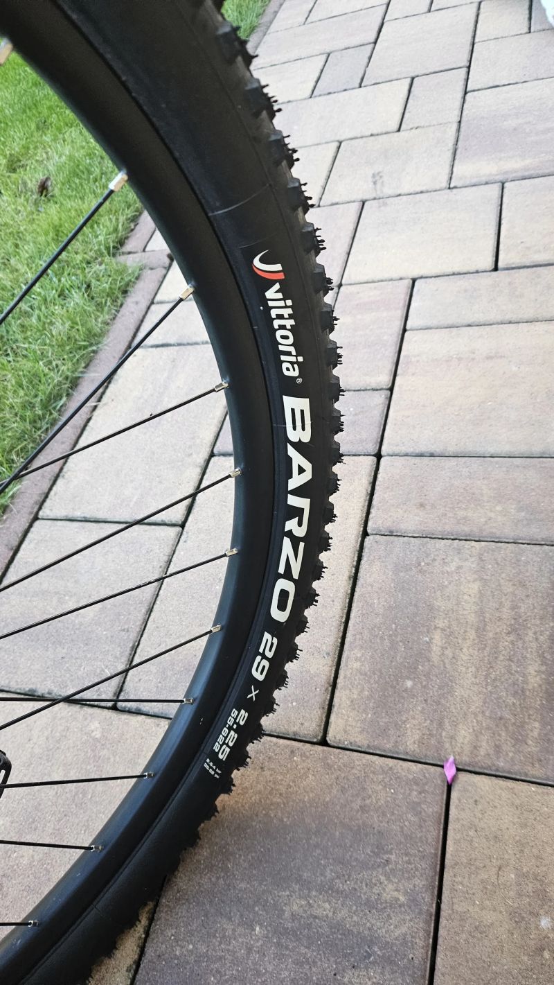 Author Context 29 - šedá-matná-červená 