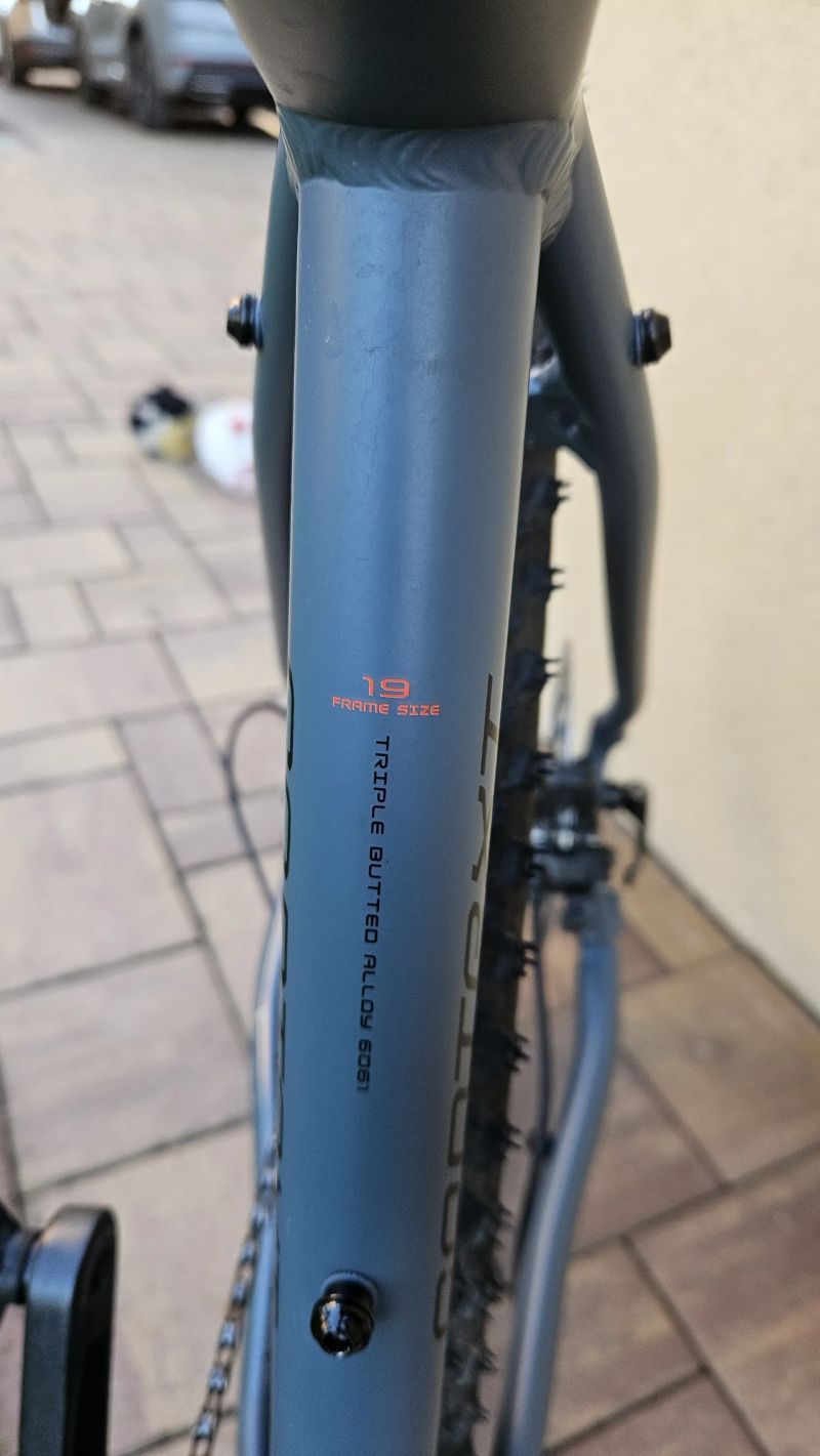 Author Context 29 - šedá-matná-červená 