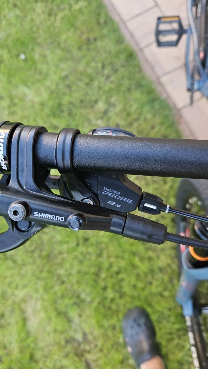 Author Context 29 - šedá-matná-červená 