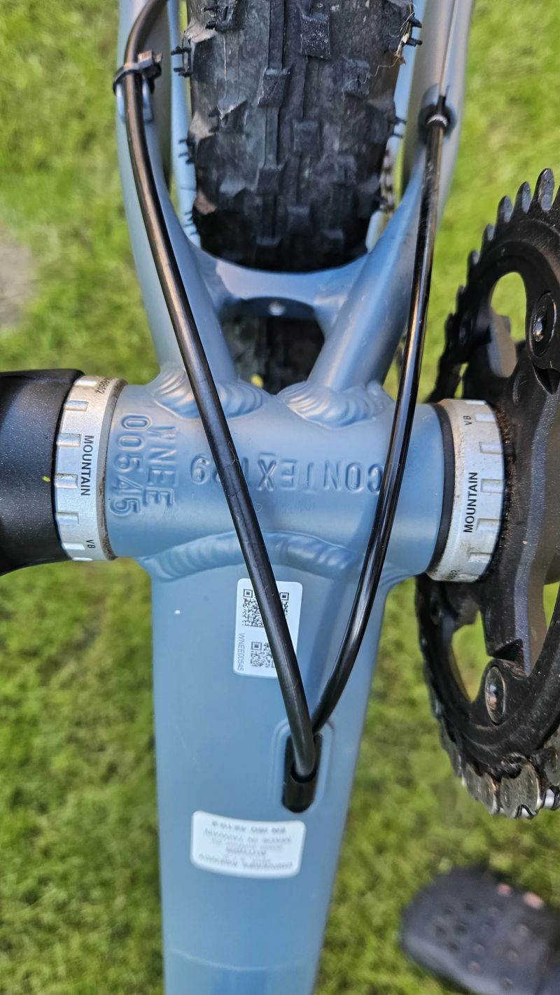 Author Context 29 - šedá-matná-červená 