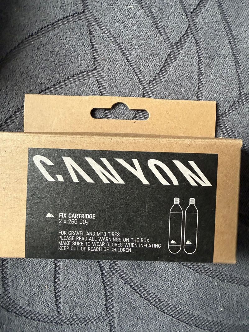 TUFO Hi-Composite Carbon 700x25C galuska, černá béžová