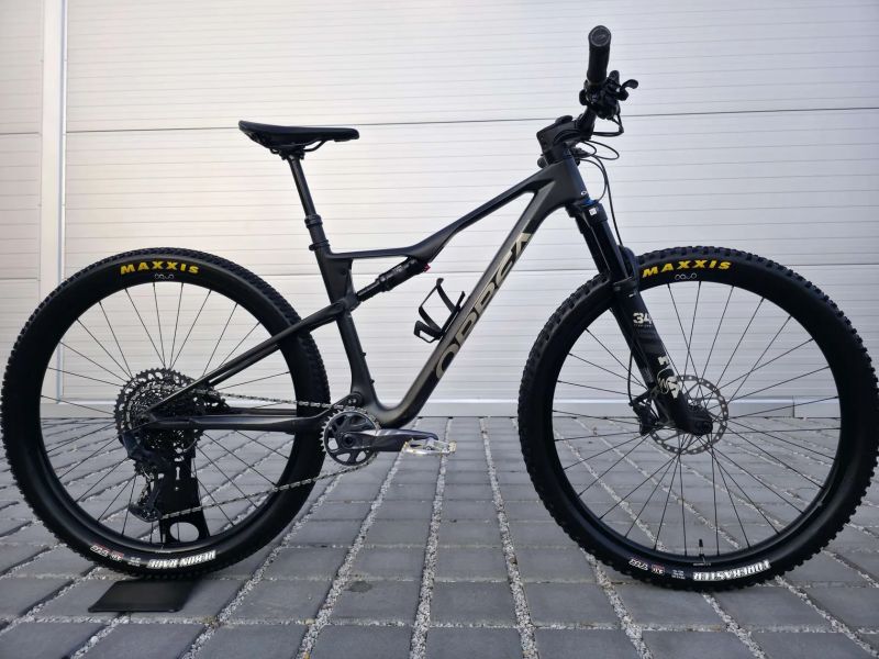 Orbea OIZ M21 Carbon 2024 29″ - velikost M / SRAM GX Eagle 1x12 / FOX 34 / FOX Float DPS / Fizík