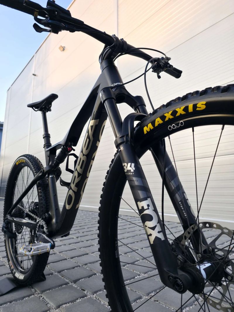 Orbea OIZ M21 Carbon 2024 29″ - velikost M / SRAM GX Eagle 1x12 / FOX 34 / FOX Float DPS / Fizík