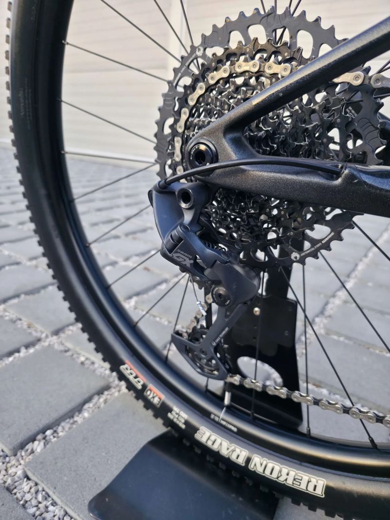 Orbea OIZ M21 Carbon 2024 29″ - velikost M / SRAM GX Eagle 1x12 / FOX 34 / FOX Float DPS / Fizík