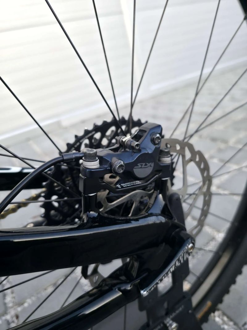 Specialized Camber Comp Carbon 29″ velikost M / Shimano XT 1x12 / Teleskopická sedlovka