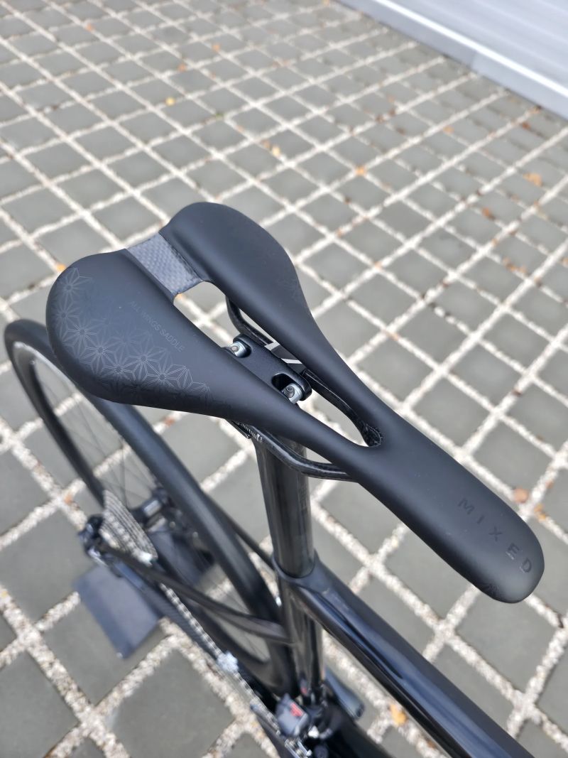 Silniční kolo BMC Roadmachine ONE 02 Carbon 2021 Ultegra Di2 – velikost 54cm (M