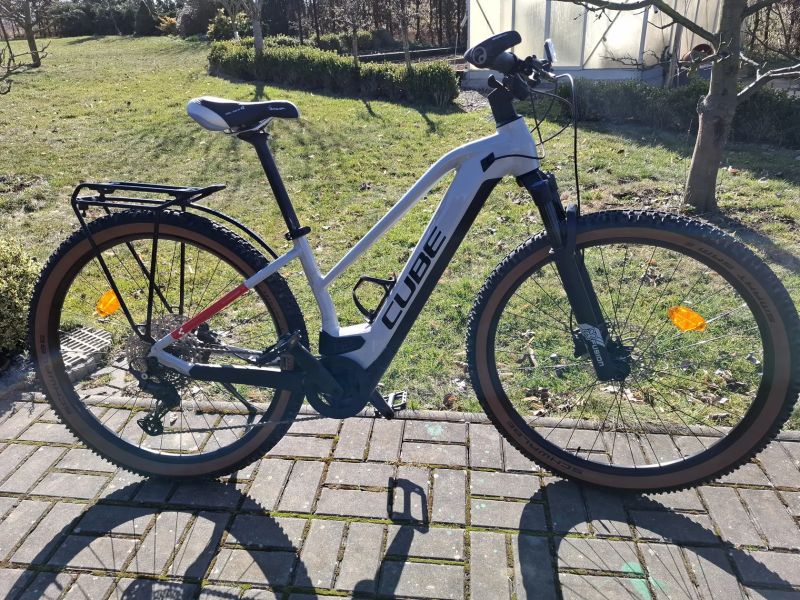 Cube Reaction Hybrid PRO