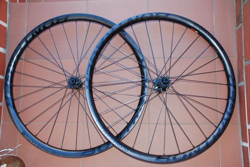 29" KARBONOVÁ KOLA BONTRAGER KOVEE PRO, VNITŘNÍ ŠÍŘE 29mm, OŘECH XD, V PERFEKTNÍM STAVU