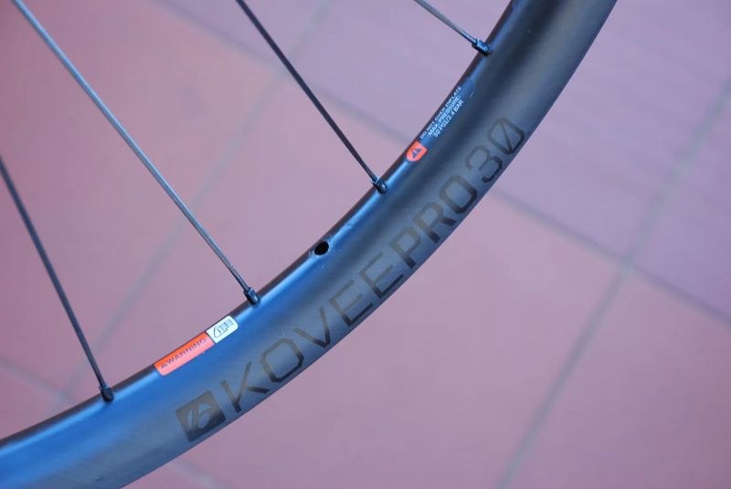 29" KARBONOVÁ KOLA BONTRAGER KOVEE PRO, VNITŘNÍ ŠÍŘE 29mm, OŘECH XD, V PERFEKTNÍM STAVU