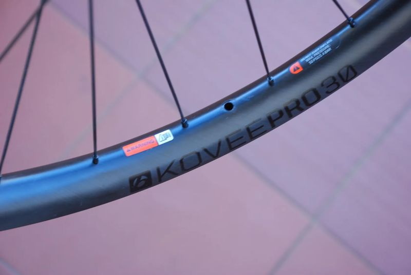 29" KARBONOVÁ KOLA BONTRAGER KOVEE PRO, VNITŘNÍ ŠÍŘE 29mm, OŘECH XD, V PERFEKTNÍM STAVU