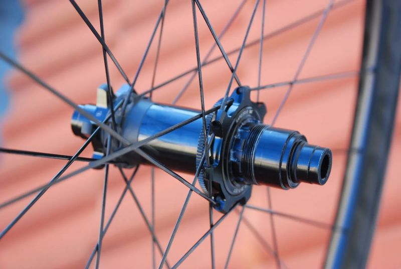 29" KARBONOVÁ KOLA BONTRAGER KOVEE PRO, VNITŘNÍ ŠÍŘE 29mm, OŘECH XD, V PERFEKTNÍM STAVU