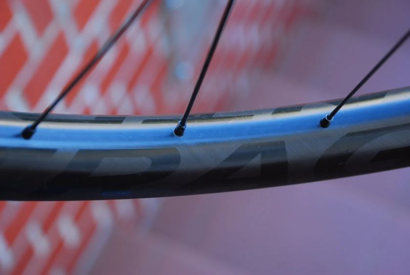 29" KARBONOVÁ KOLA BONTRAGER KOVEE PRO, VNITŘNÍ ŠÍŘE 29mm, OŘECH XD, V PERFEKTNÍM STAVU