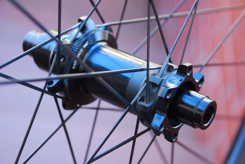 29" KARBONOVÁ KOLA BONTRAGER KOVEE PRO, VNITŘNÍ ŠÍŘE 29mm, OŘECH XD, V PERFEKTNÍM STAVU