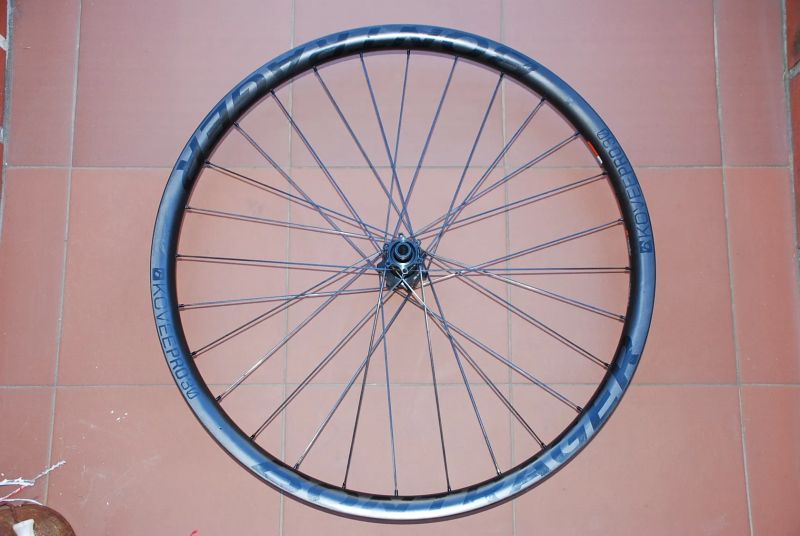 29" KARBONOVÁ KOLA BONTRAGER KOVEE PRO, VNITŘNÍ ŠÍŘE 29mm, OŘECH XD, V PERFEKTNÍM STAVU