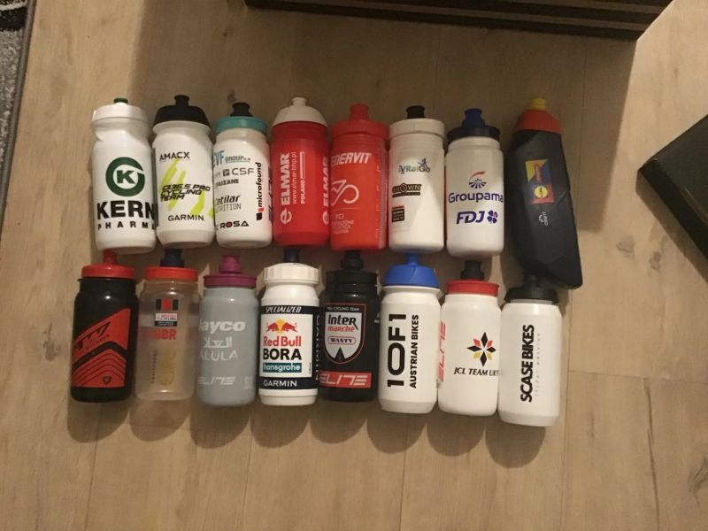 16 originálních bidonů. 