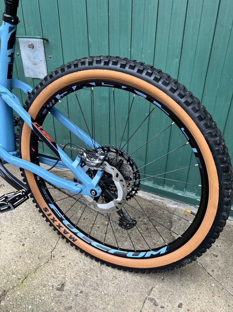 Trailové karbonové kolo Cube Stereo 140 HPC Race 27.5