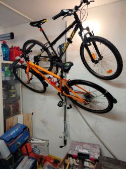 Nástenný držák na 4 kola