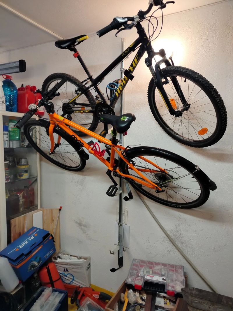 Nástenný držák na 4 kola