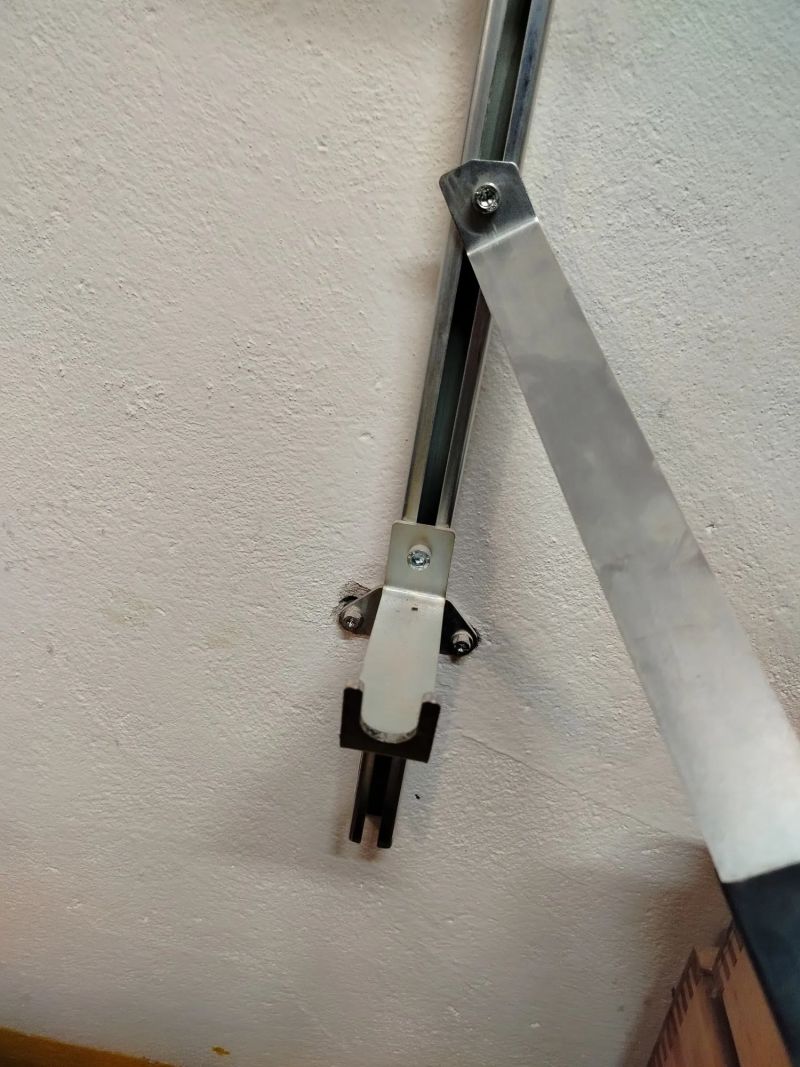 Nástenný držák na 4 kola