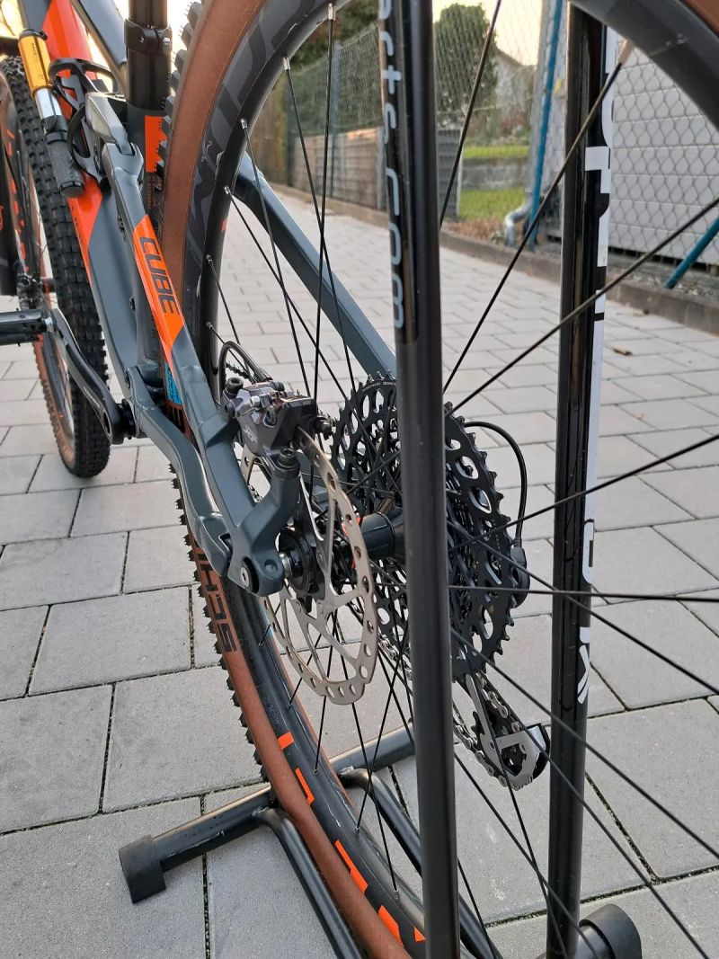 29" Cube Stereo HPC 120 - 1x12, karbon, velikost "S"