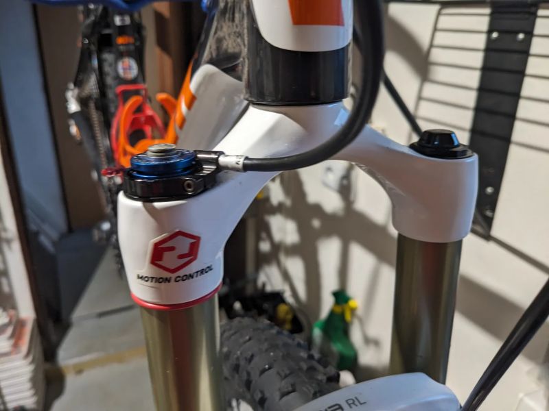 Odpružená vidlice Rock Shox Reba RL 26" Dual Air