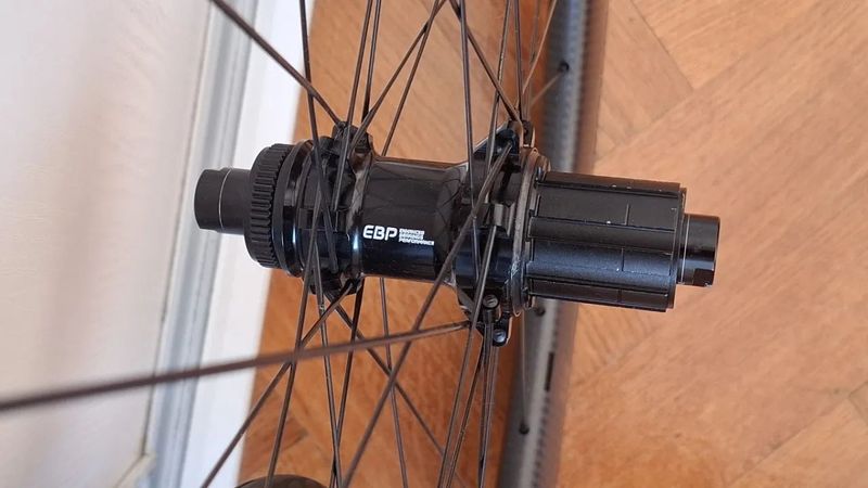 Italská karbonová zapletená kola KRU C-60D (nová) - Shimano - Center lock - pevné osy 12mm