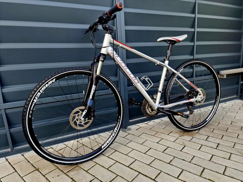 (5)Crossové/Trekingové hliníkové kolo Apache