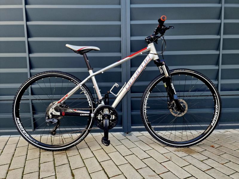 (5)Crossové/Trekingové hliníkové kolo Apache