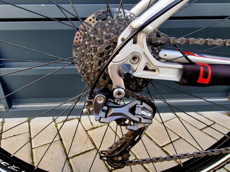 (5)Crossové/Trekingové hliníkové kolo Apache