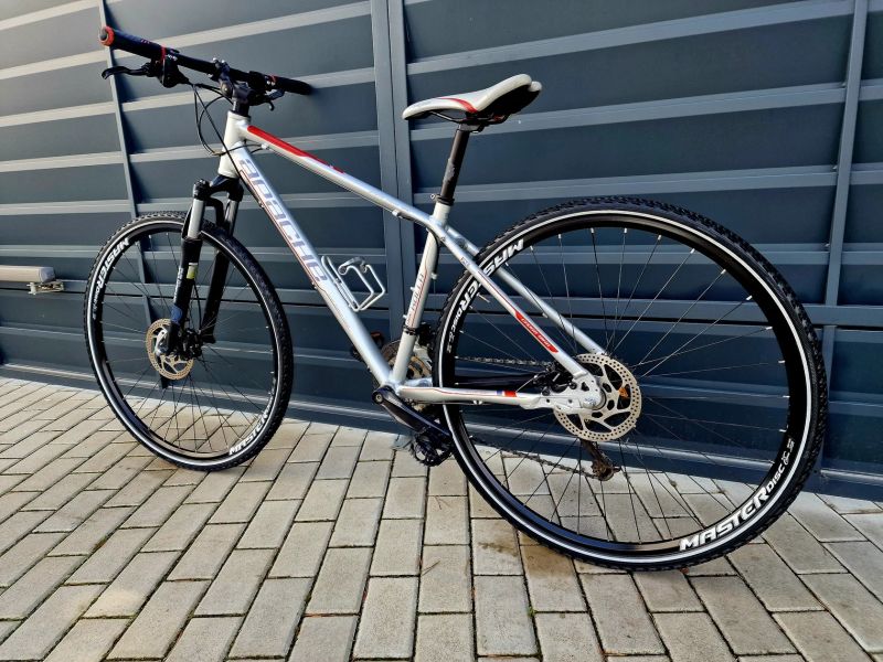 (5)Crossové/Trekingové hliníkové kolo Apache