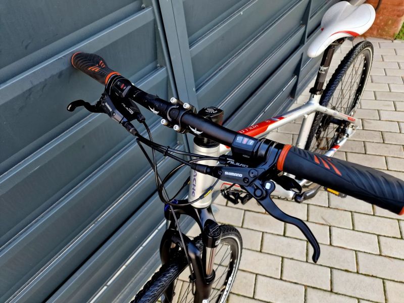 (5)Crossové/Trekingové hliníkové kolo Apache