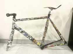 “Stickerbomb” silniční rám 58