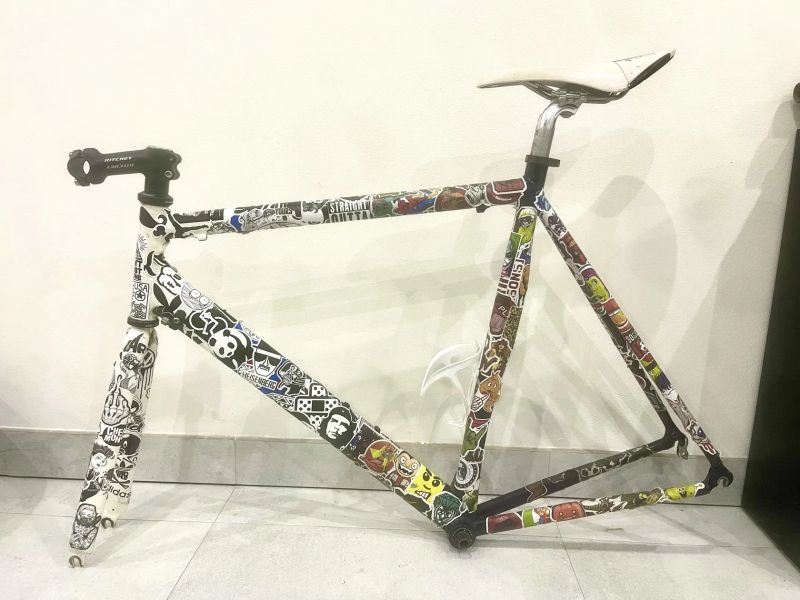 “Stickerbomb” silniční rám 58