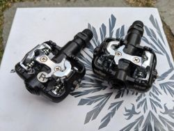 Nové, nepoužité SPD pedály Wellgo + kufry