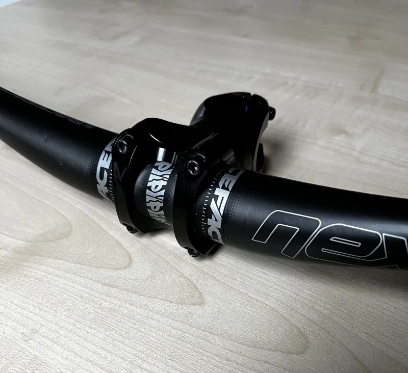 Karbonová super lehká Řídítka 35mm a Představec RACEFACE