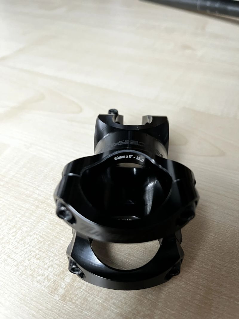 Karbonová super lehká Řídítka 35mm a Představec RACEFACE