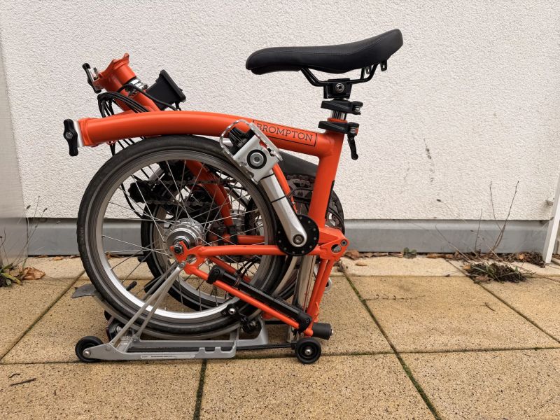 Elektrifikovaný skládací Brompton C Line s taškou Vincita Birch