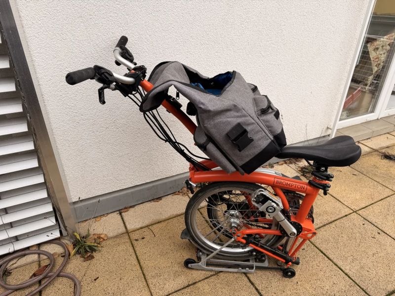 Elektrifikovaný skládací Brompton C Line s taškou Vincita Birch