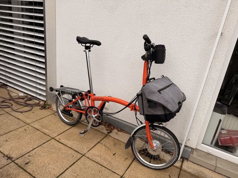 Elektrifikovaný skládací Brompton C Line s taškou Vincita Birch