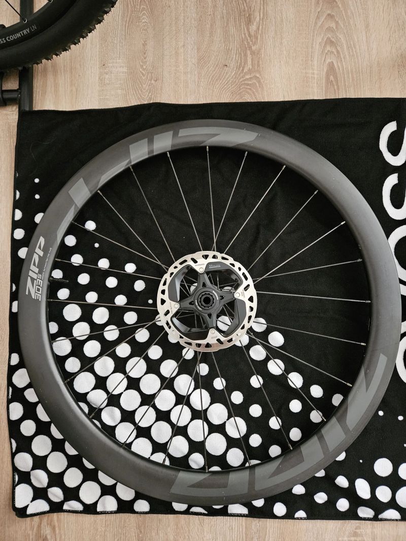 ZIPP 303 S Carbon zapletené kolo, tubeless ready , diskové