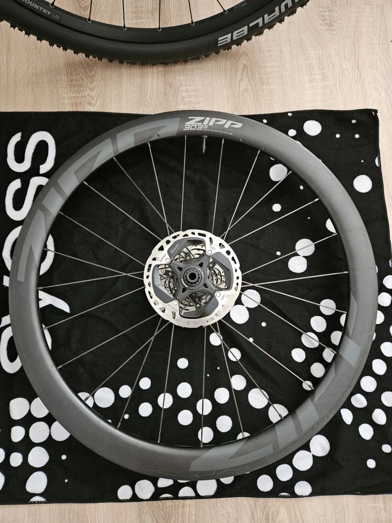 ZIPP 303 S Carbon zapletené kolo, tubeless ready , diskové