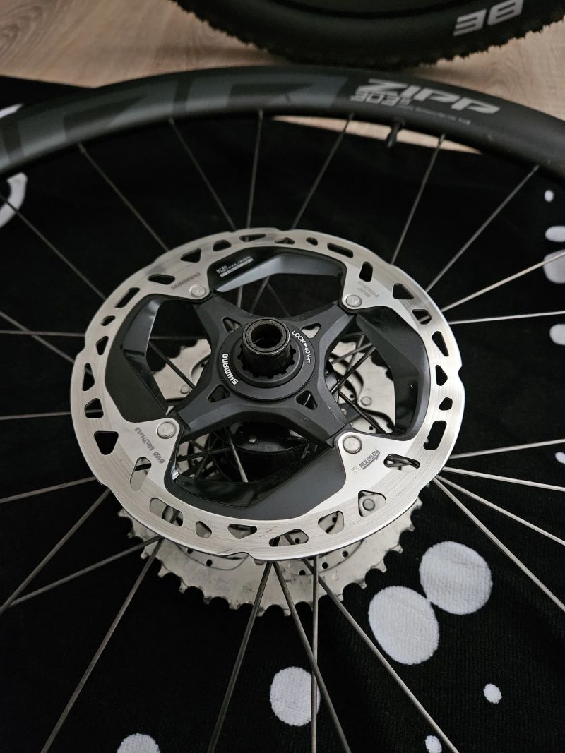 ZIPP 303 S Carbon zapletené kolo, tubeless ready , diskové