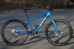 Sava Barn 4.4, váha 8.2kg, karbon, 1x11 XTR, 24' kola